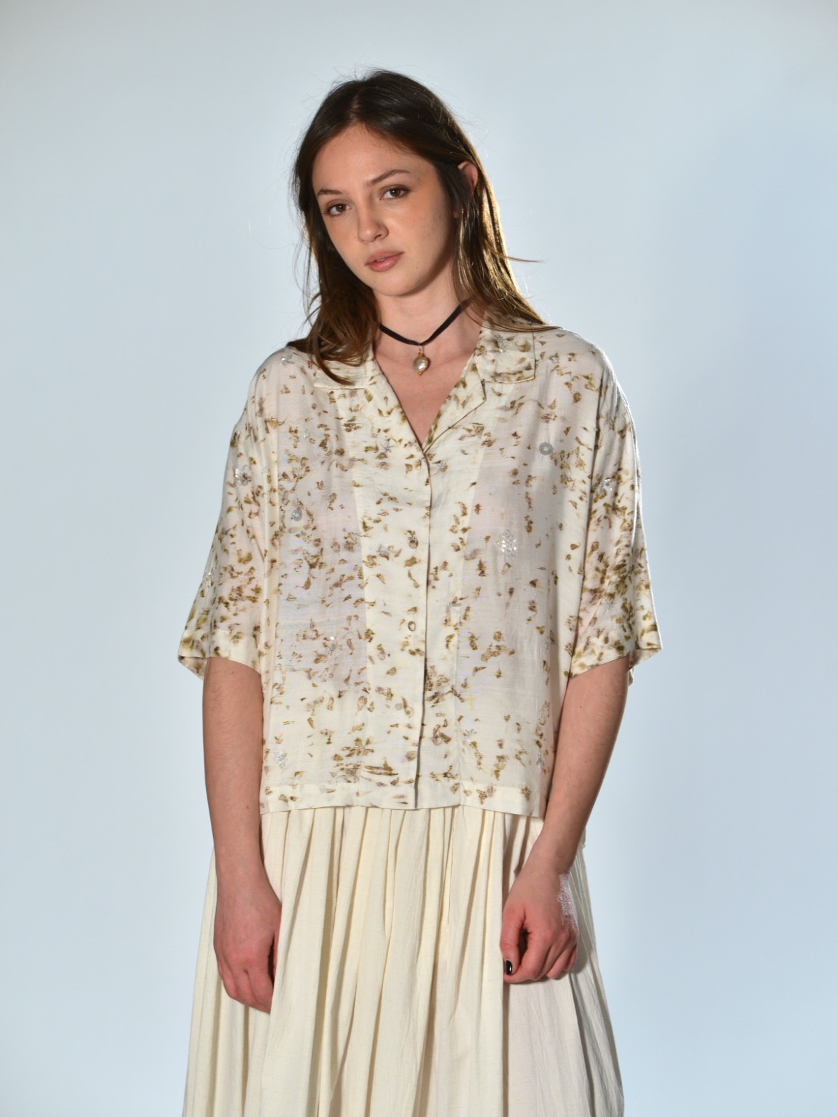 Camicia over in seta e bambù ecru con ricami e micro-paillettes – AO DRESS