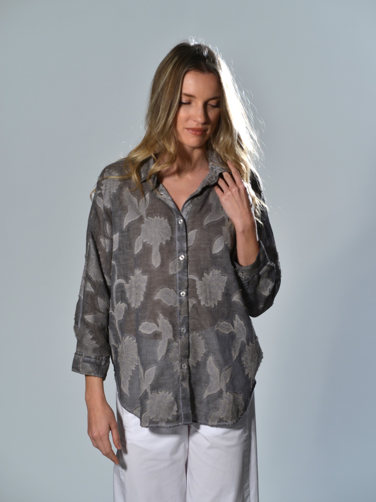 Camicia over grigia in cotone fil coupé jacquard con motivo floreale in rilievo, collo classico e chiusura con bottoni, vestibilità morbida Ploumanac'h