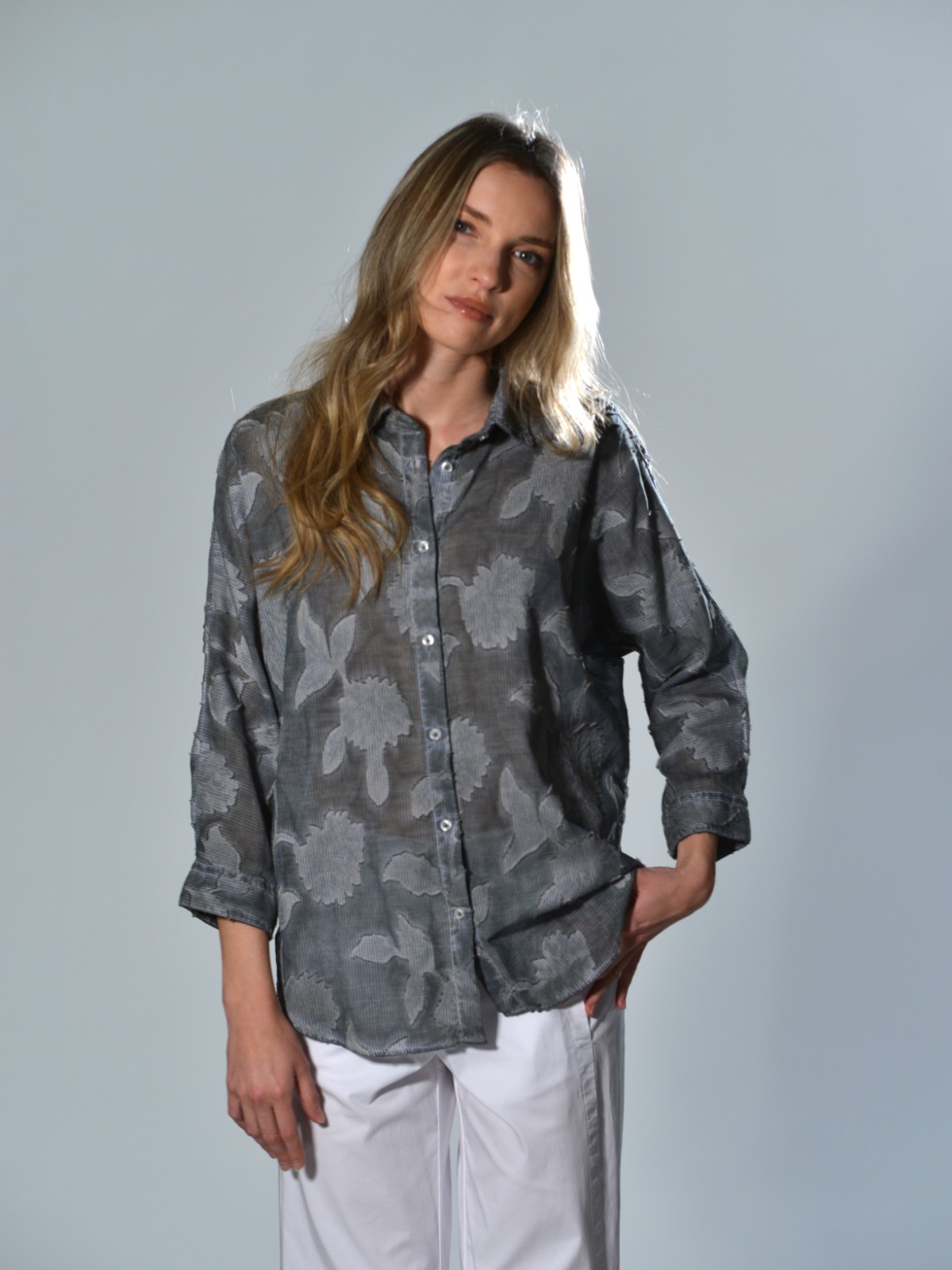 Camicia over verde salvia in cotone fil coupé jacquard con motivo floreale in rilievo, collo classico e chiusura con bottoni, vestibilità morbida Ploumanac'h