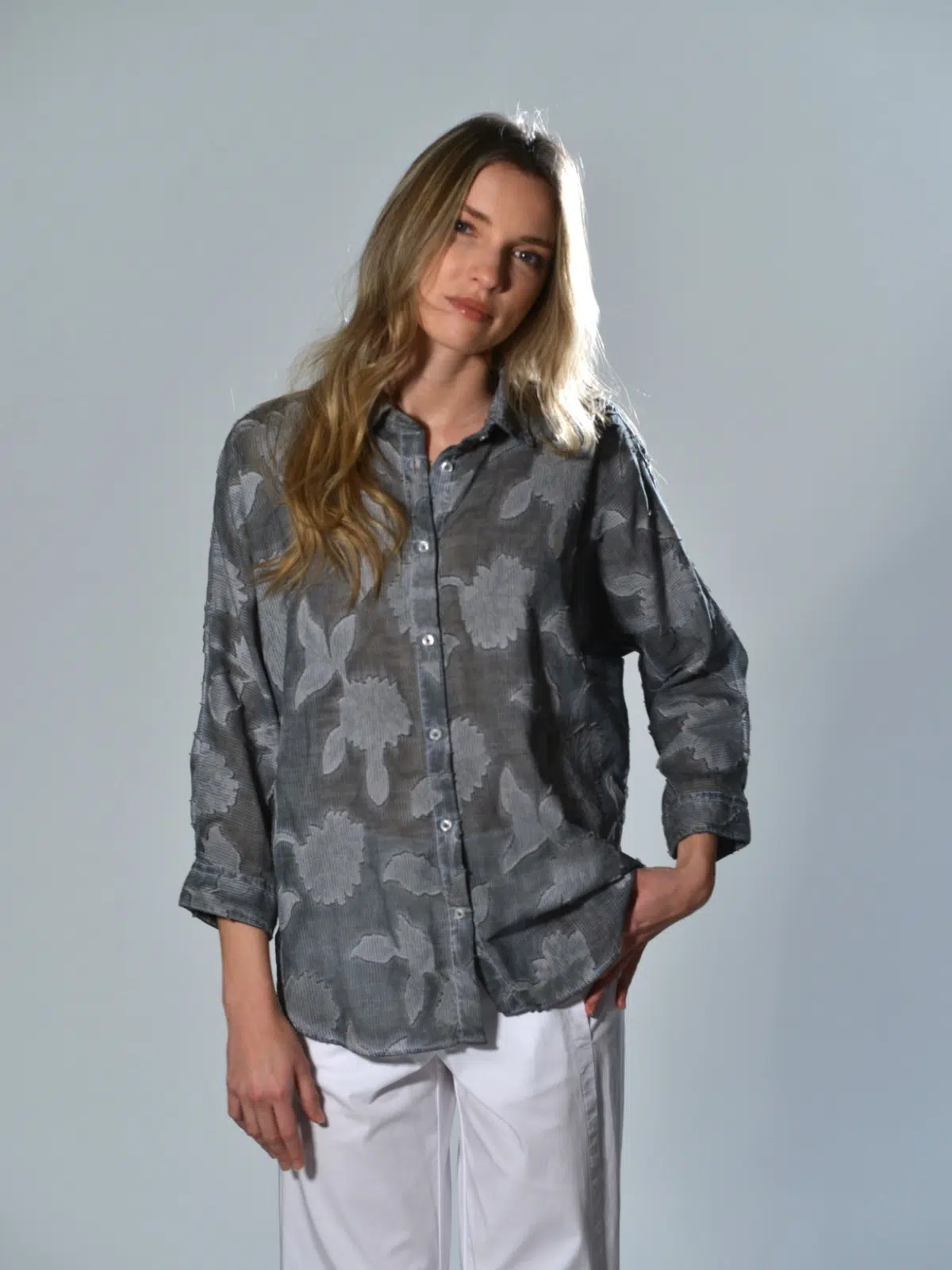 Camicia over verde salvia in cotone fil coupé jacquard con motivo floreale in rilievo, collo classico e chiusura con bottoni, vestibilità morbida Ploumanac'h