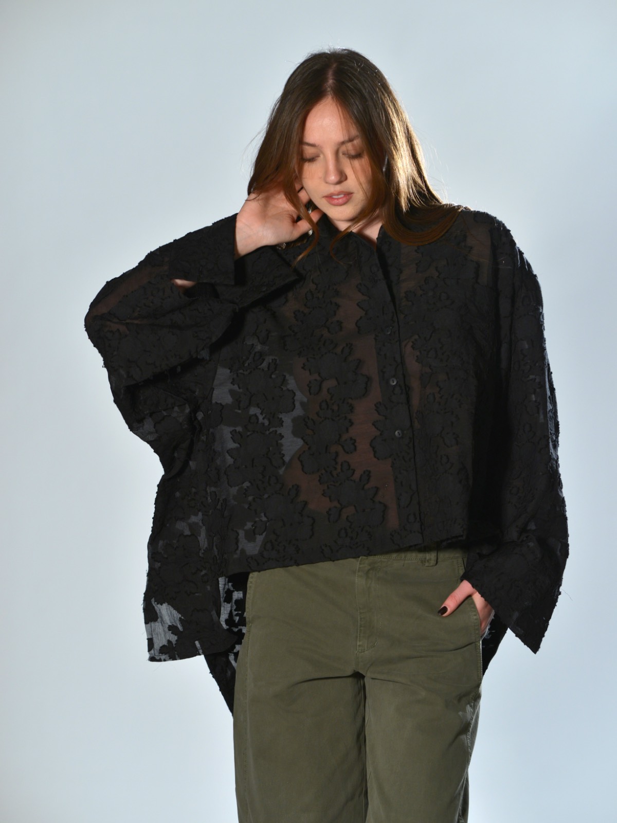 Camicia oversize in cotone devoré nero con motivo floreale tono su tono e colletto coreano SERIE NUMERICA