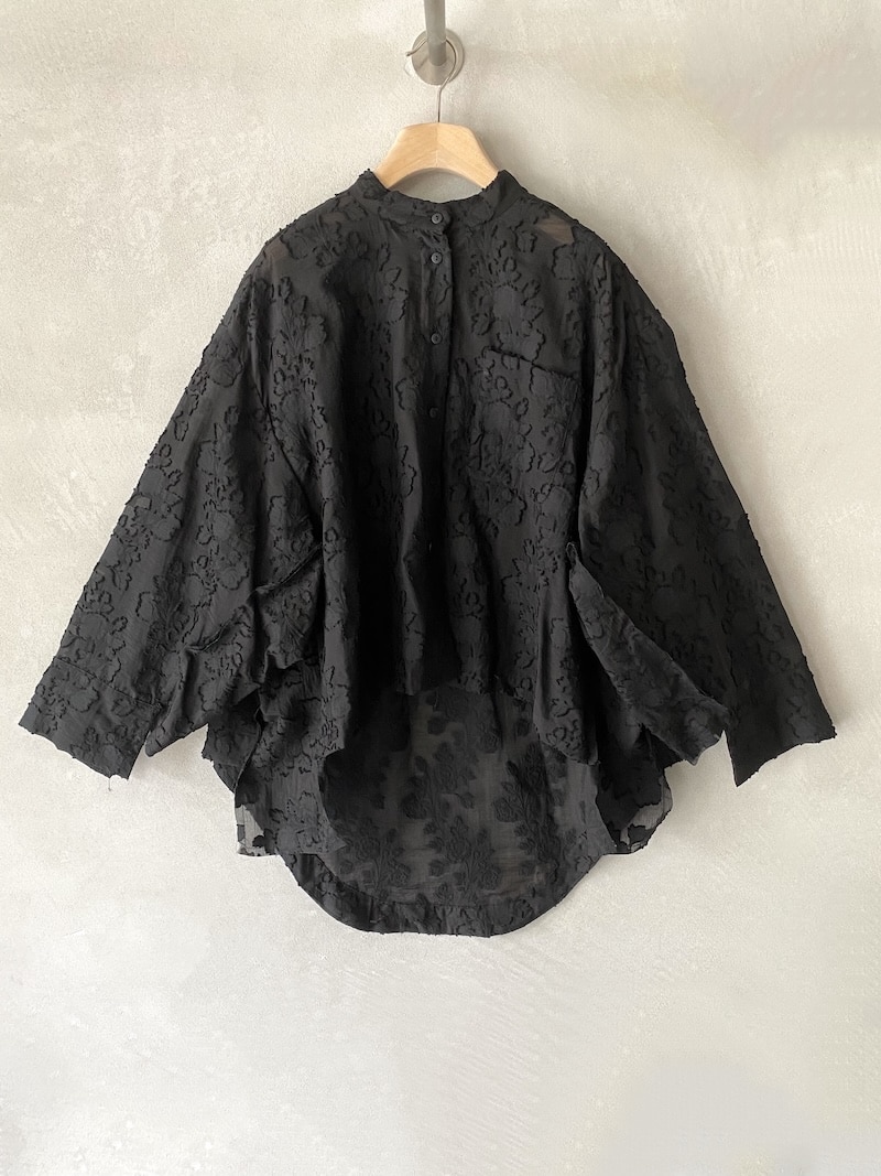 Camicia oversize in cotone devoré nero con motivo floreale tono su tono e colletto coreano SERIE NUMERICA