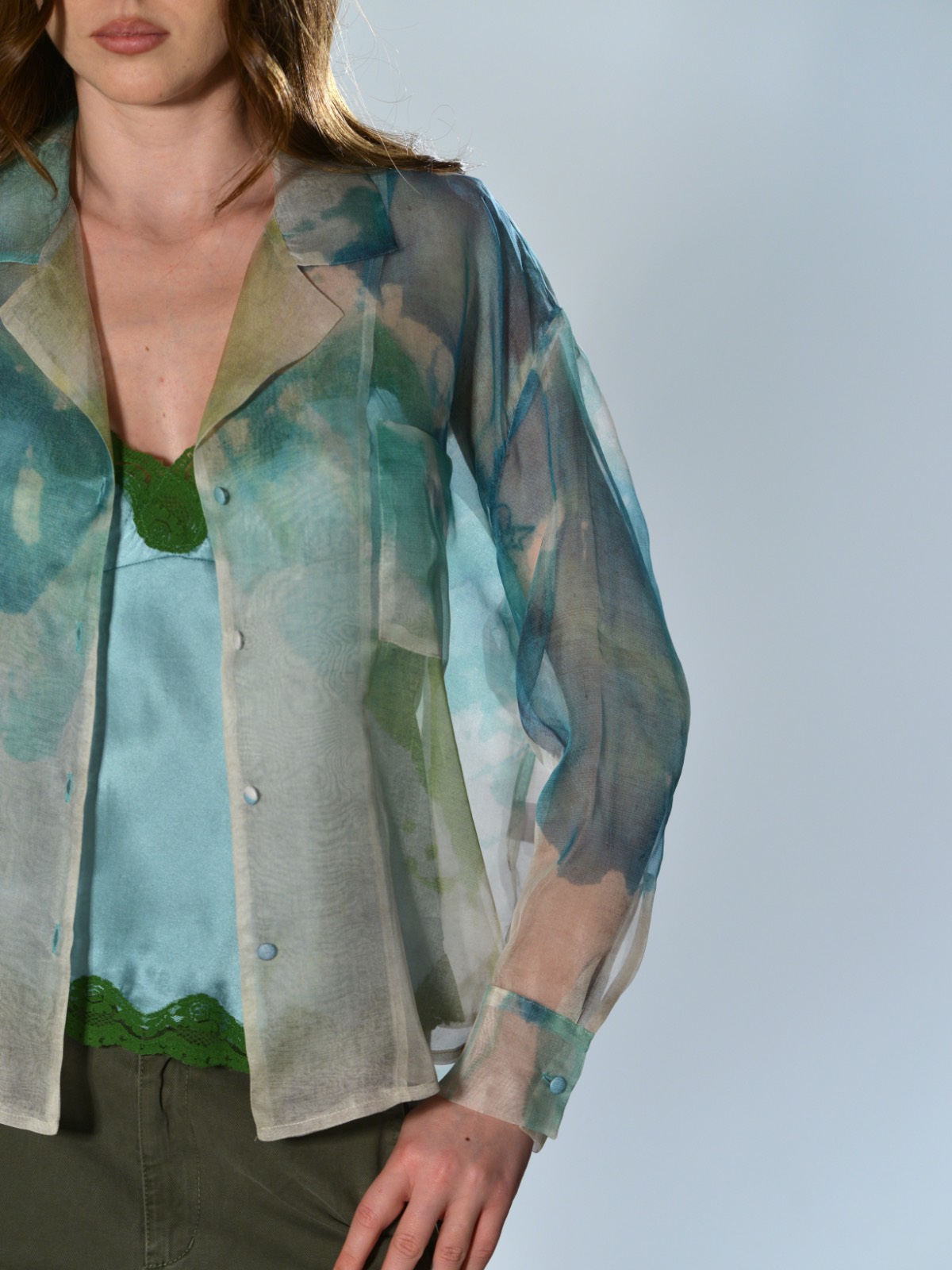 Camicia stampa multicolor in organza di seta trasparente con rever morbido e tasca sul petto, linea fluida F Cashmere