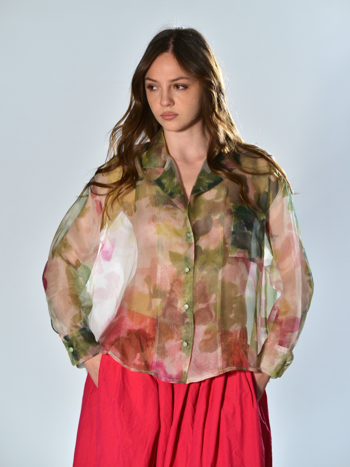 Camicia stampa multicolor in organza di seta trasparente con rever morbido e tasca sul petto, linea fluida F Cashmere