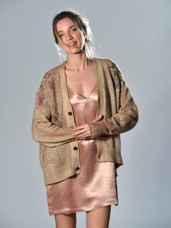 Cardigan over beige in maglia effetto melange con ricami floreali e spruzzature a mano Avant Toi