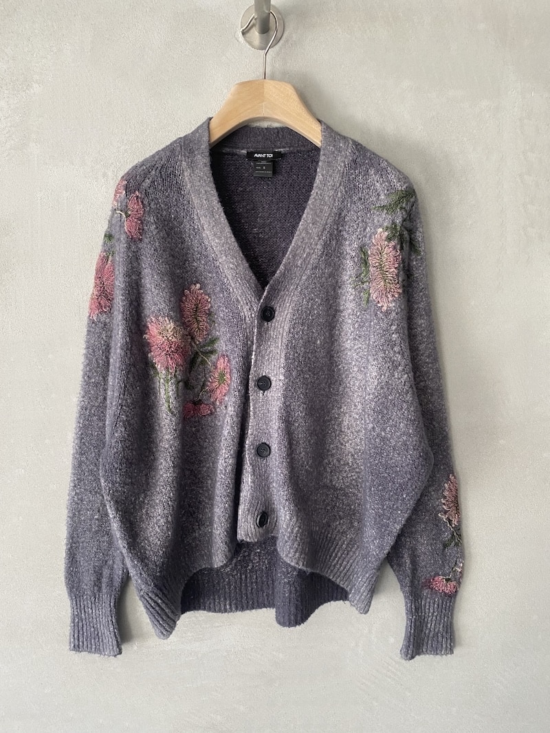 Cardigan over lavanda in maglia effetto mélange con ricami floreali applicati e spruzzature a mano, scollo a V e chiusura con bottoni, vestibilità ampia Avant Toi