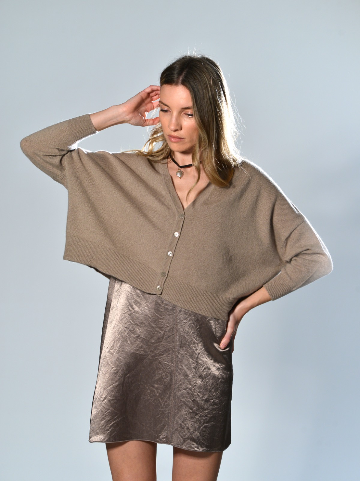 Mini cardigan in cashmere con scollo a V e chiusura frontale con bottoni, spalla scesa e maniche 3/4 con polsino a costina, colore beige mastice – Marina Lari