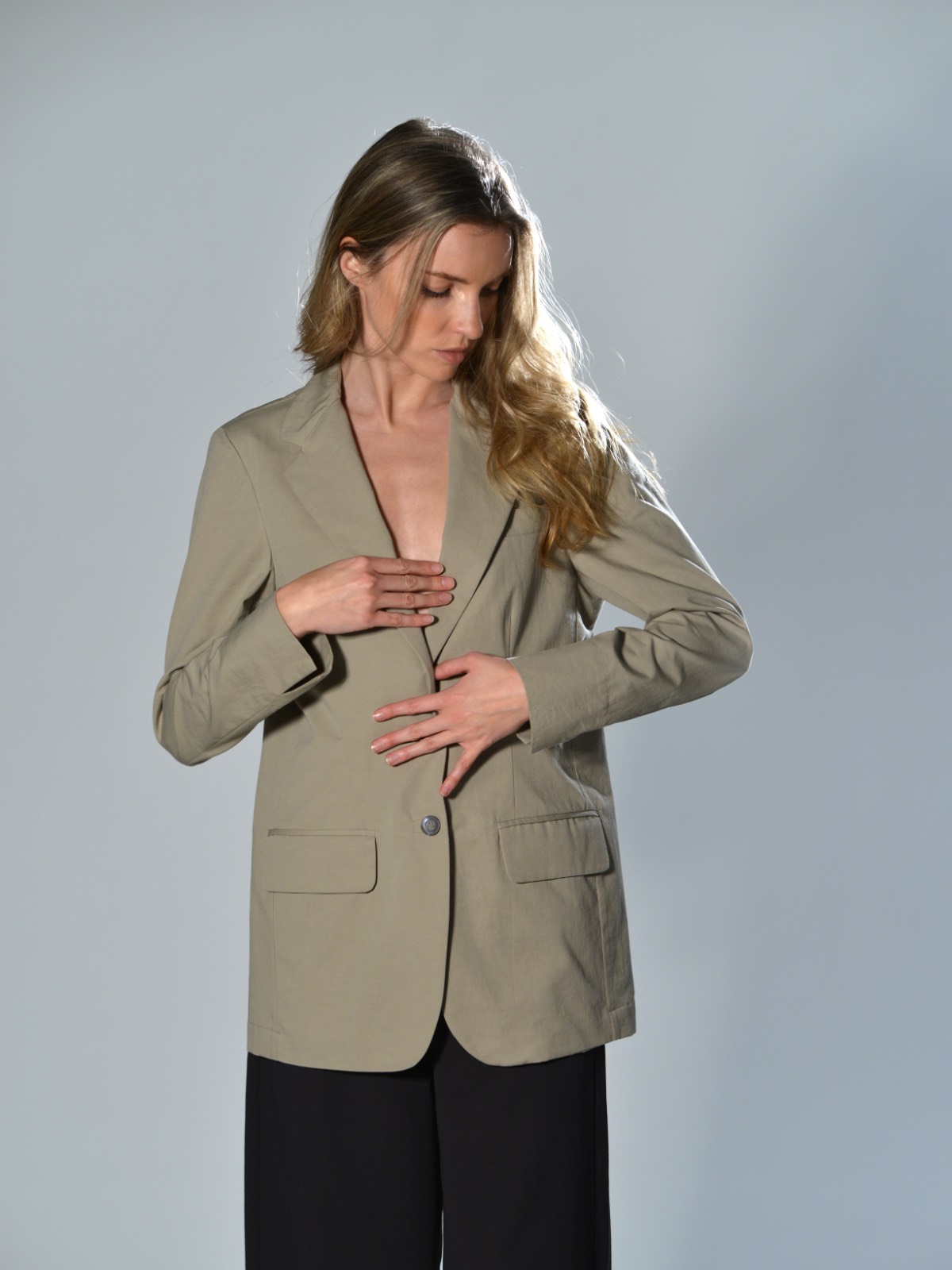 Giacca beige mastice in cotone e lino sfoderata con rever classico e tasche con patta, vestibilità regolare Marina Lari
