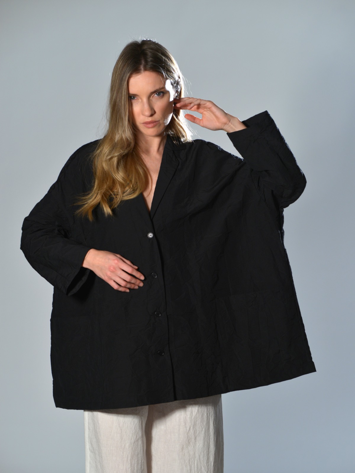 Giacca oversize in cotone e poliestere effetto stropicciato con rever, manica lunga e tasche applicate colore nero - APUNTOB
