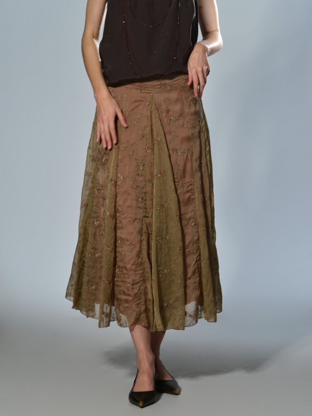 Gonna beige in seta ricamata con motivo floreale e linea ampia a spicchi, chiusura con zip laterale Minina