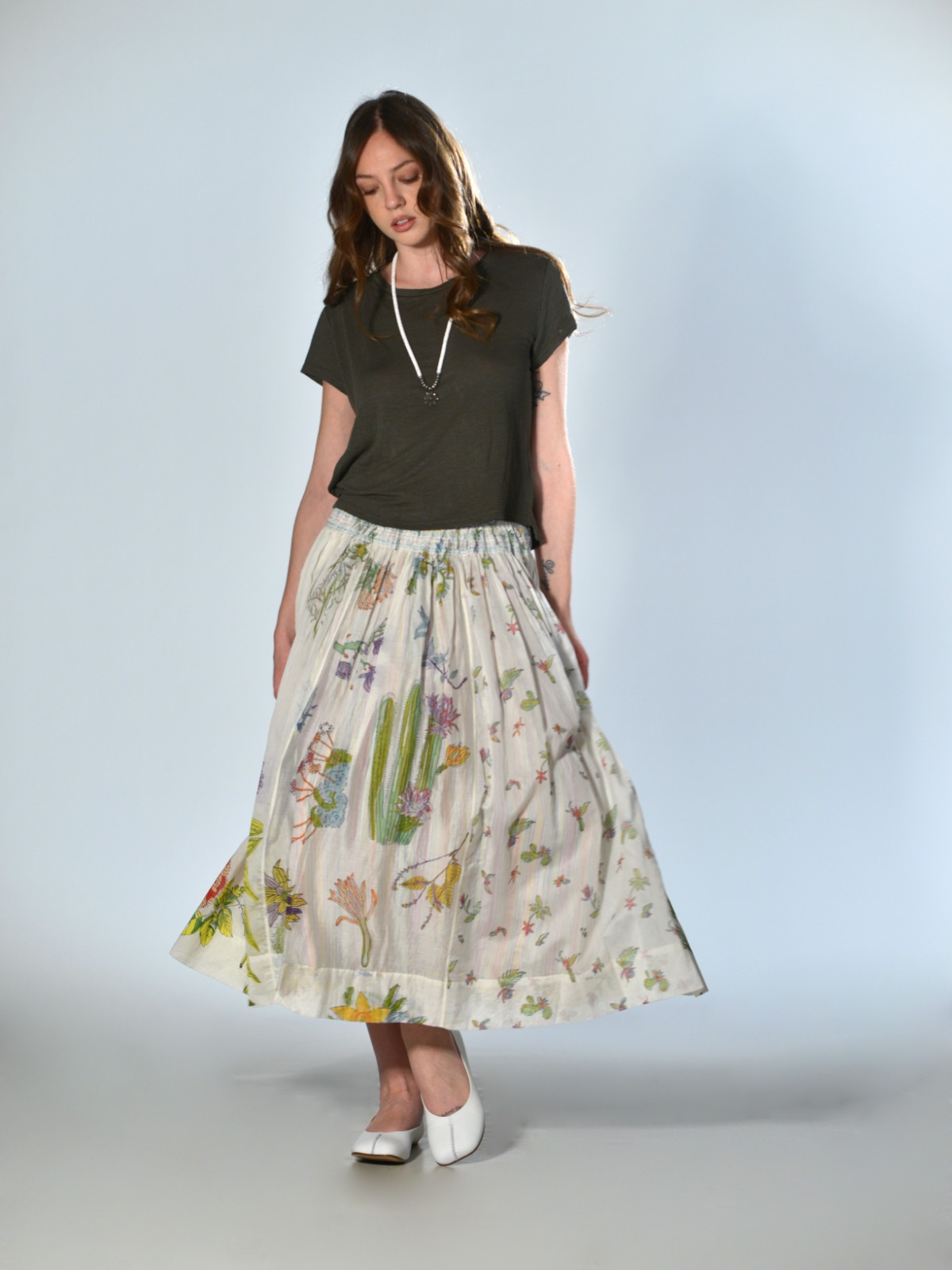 Gonna lunga in cotone e seta con stampa floreale realizzata a mano con tecnica block print, vita elasticizzata e tasche laterali colore block print - INJIRI