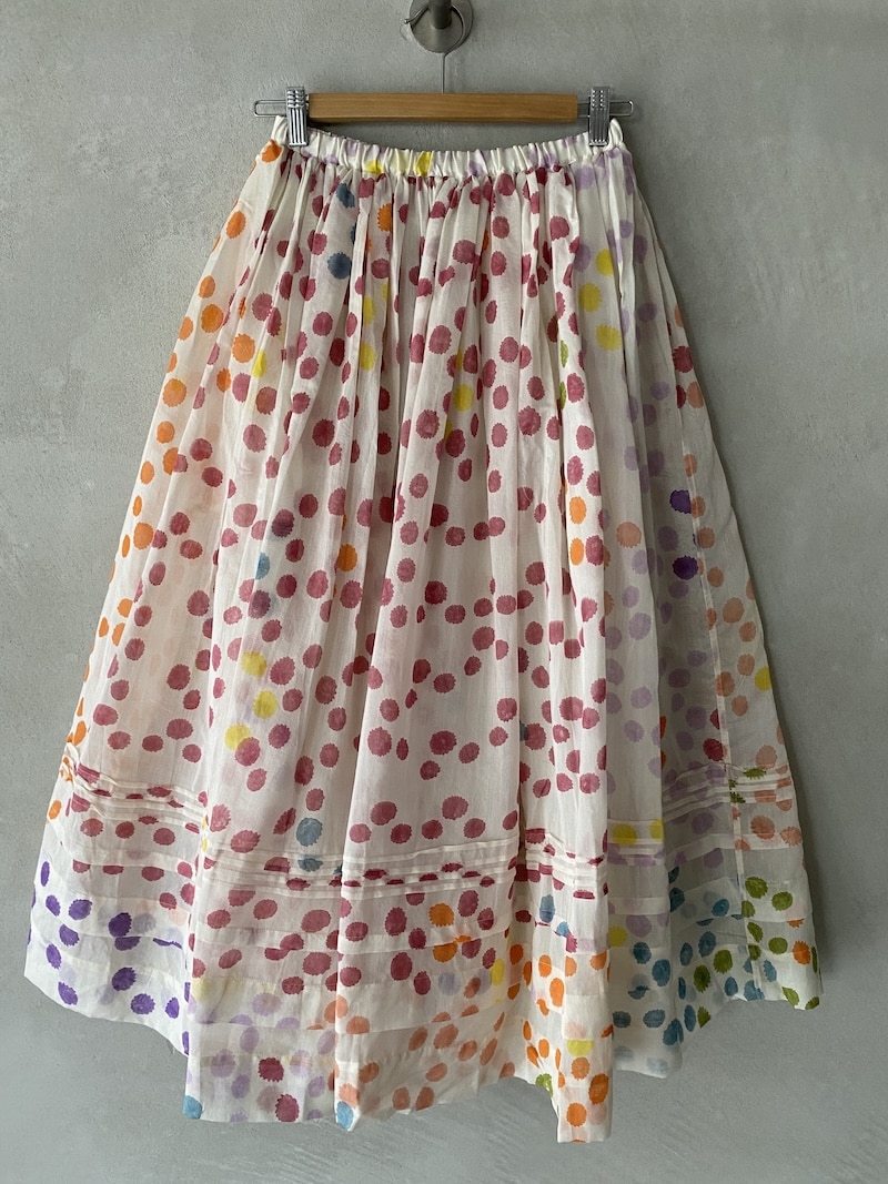 Gonna lunga in cotone e seta stampata a mano con motivo a pois multicolore, vita elasticizzata e fondo con fasce orizzontali colore multicolor - INJIRI