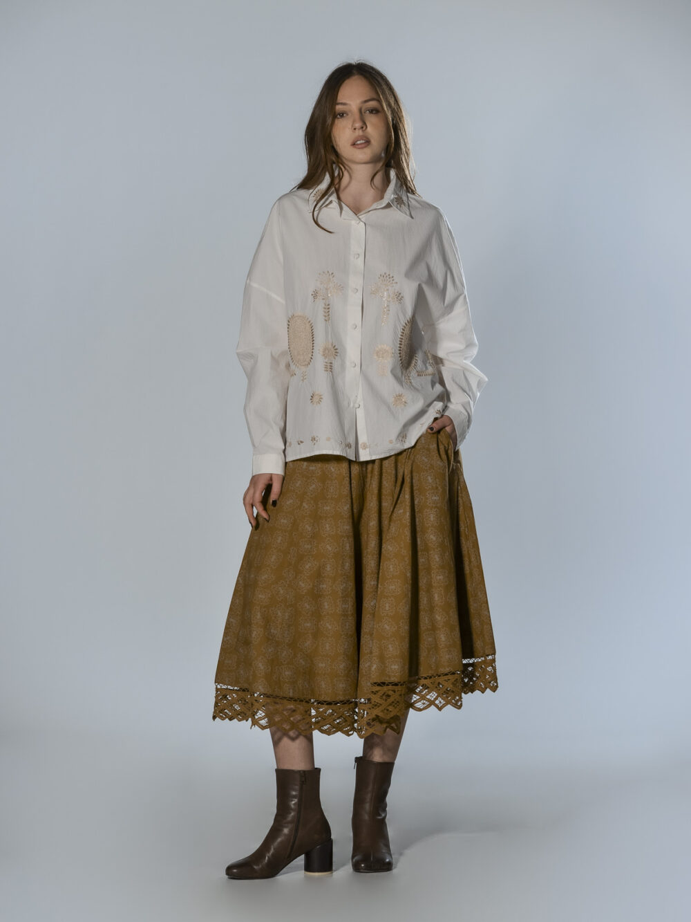 Gonna midi in cotone ocra a spicchi con bordo macramè traforato – AO DRESS