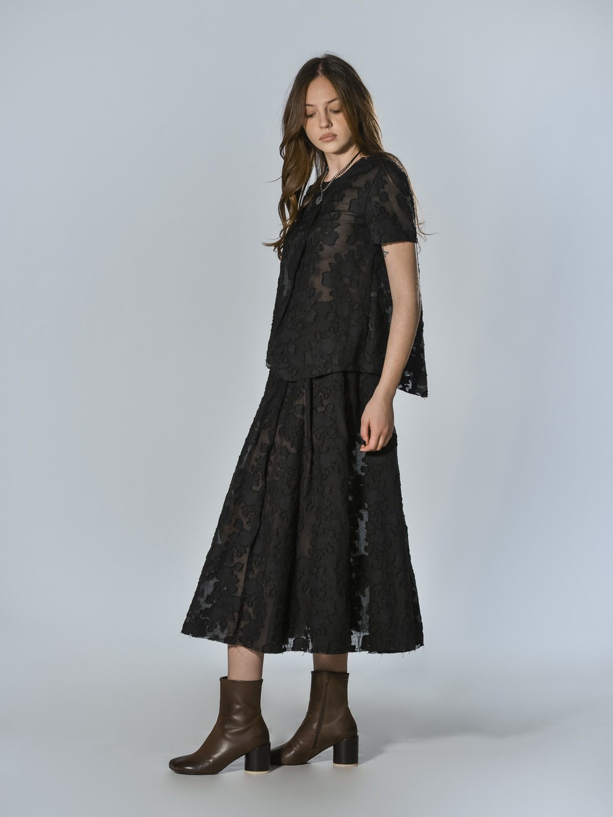 Gonna ampia in cotone devoré con lavorazione floreale tono su tono, costruzione a spicchi e vita con cintura colore nero - SERI NUMERICA