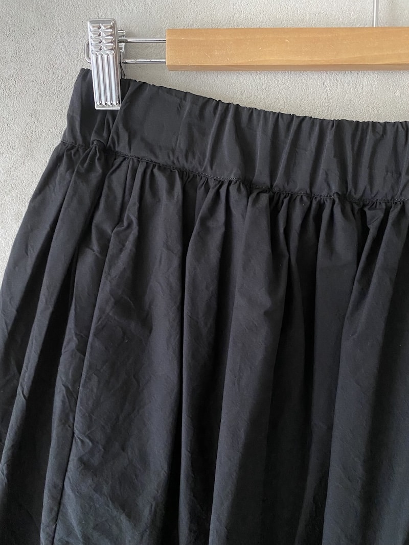 Gonna nera in cotone e poliestere con elastico in vita e linea ampia - APUNTOB 2