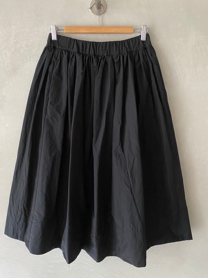 Gonna in cotone e poliestere con elastico in vita e arricciatura, linea ampia con bordo alto colore nero - APUNTOB