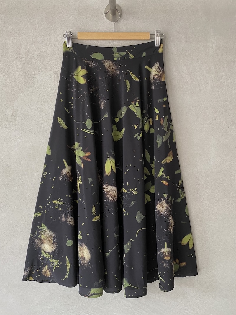 Gonna in seta stampata con motivo botanico e cintura liscia in vita SERIE NUMERICA