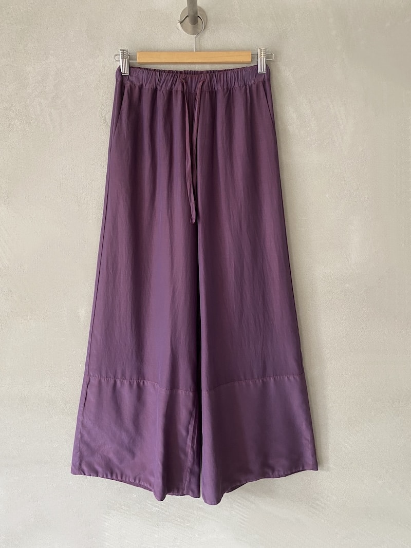 Pantaloni gamba larga in seta e cotone tinto in capo con vita elasticizzata e coulisse, tasche laterali oblique e fondo con orlo alto 25 cm, colore viola – Barbara Tani