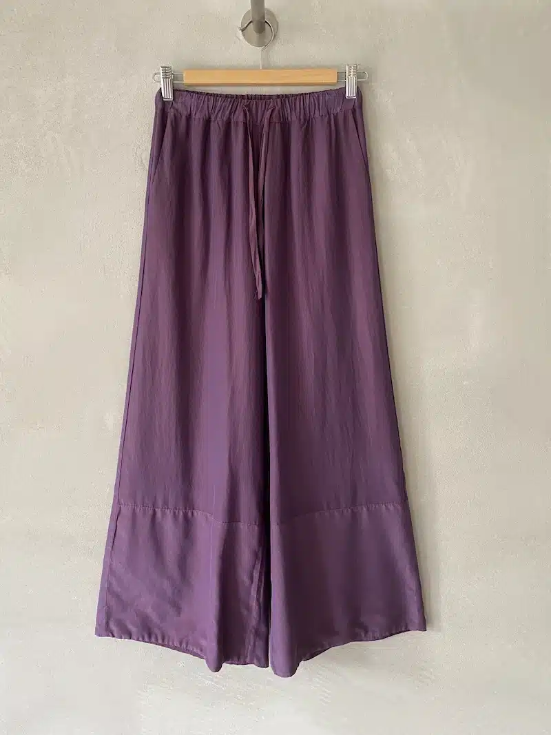 Wide-leg trousers in garment-dyed silk and cotton with an elasticated waist and drawstring, slanted side pockets and a 25 cm hem, purple – Barbara Tani