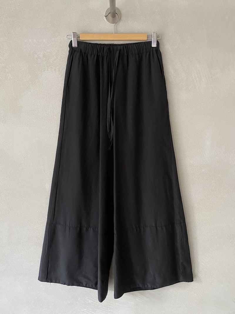 Pantaloni gamba larga in seta e cotone tinto in capo con vita elasticizzata e coulisse, tasche laterali oblique e fondo con orlo alto 25 cm, colore nero – Barbara Tani