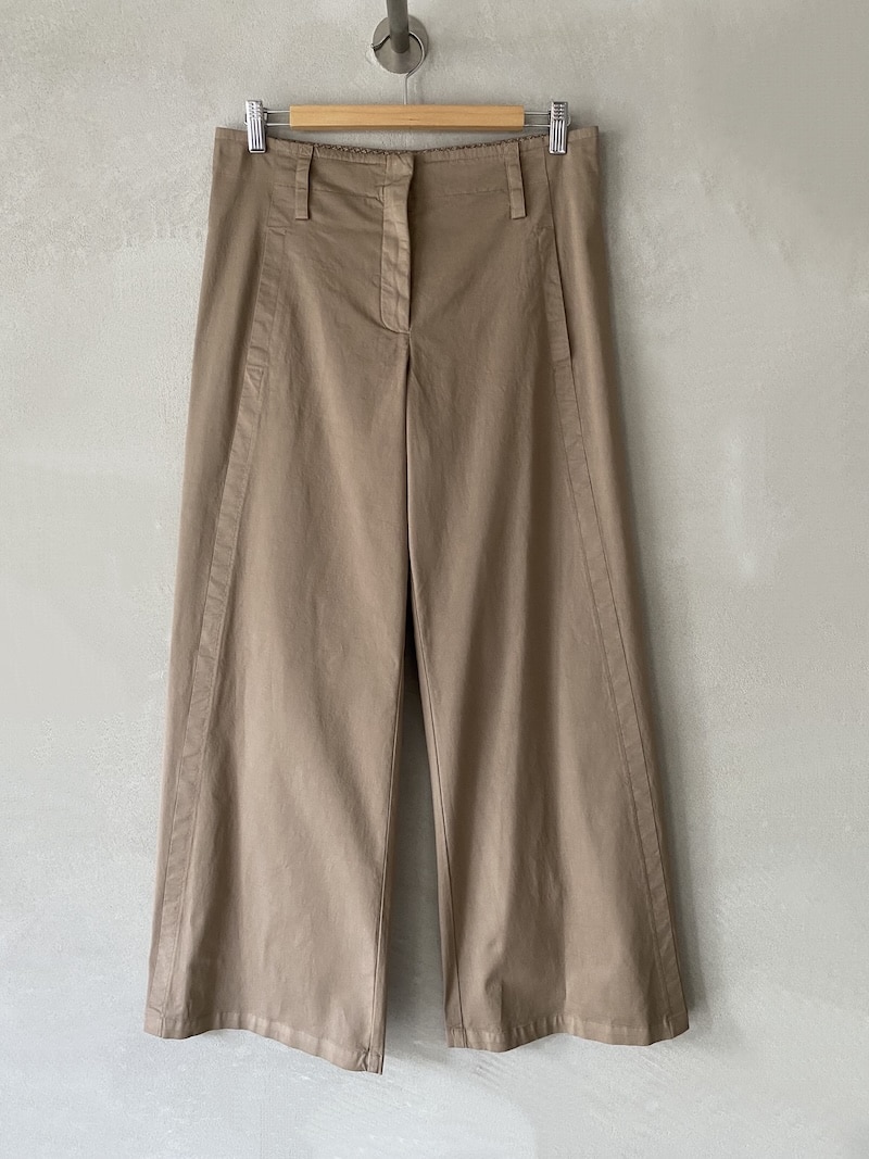 Pantaloni beige nocciola in cotone elasticizzato a gamba dritta con tasche inserite in cucitura e chiusura con zip e gancio, vita bassa Barbara Tani