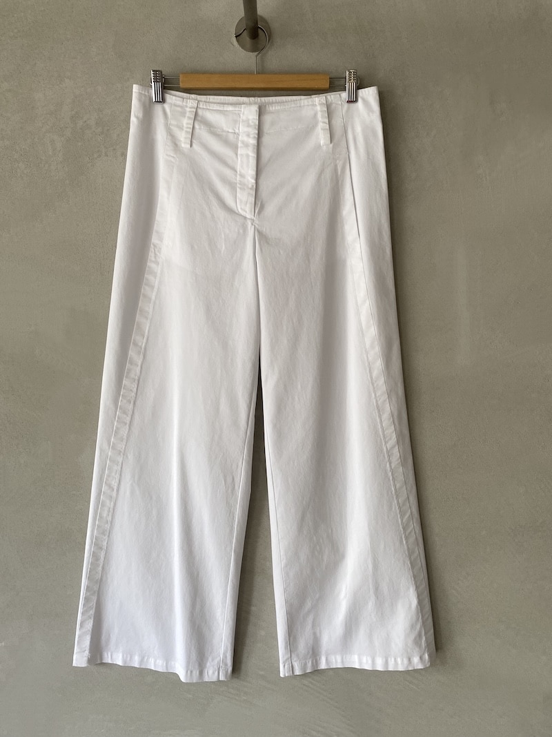Pantaloni bianchi in cotone elasticizzato a gamba dritta con tasche inserite in cucitura e chiusura con zip e gancio, vita bassa Barbara Tani