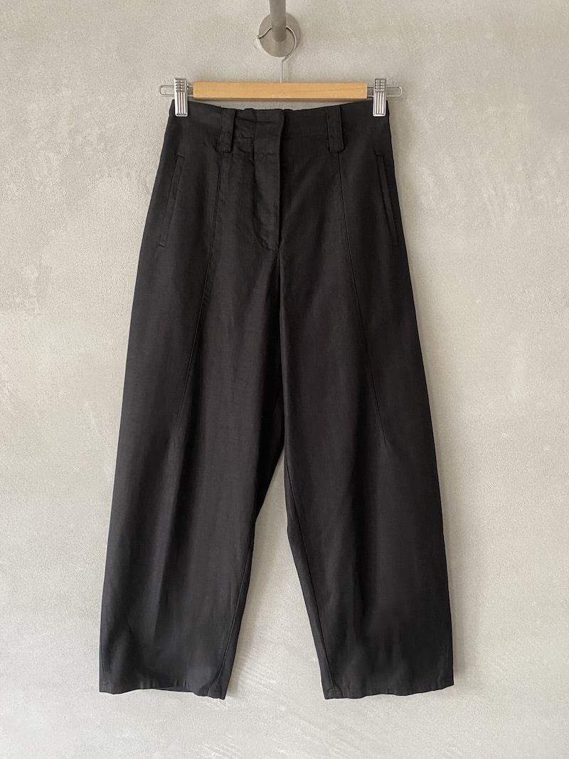 Pantaloni alla caviglia in cotone e lino spigato leggermente elasticizzato con chiusura frontale con zip e gancio, colore nero – Barbara Tani
