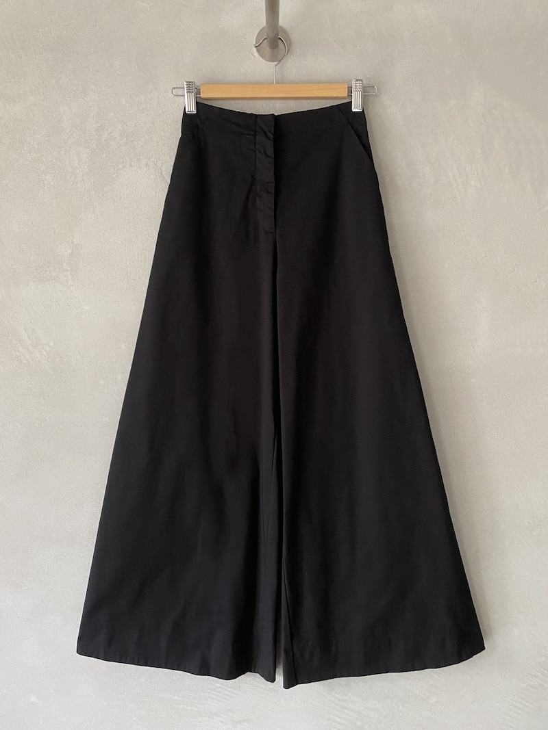 Pantaloni svasati in cotone leggermente elasticizzato con chiusura frontale con zip e gancio, tasche oblique laterali e tasche applicate sul retro, colore nero – Barbara Tani