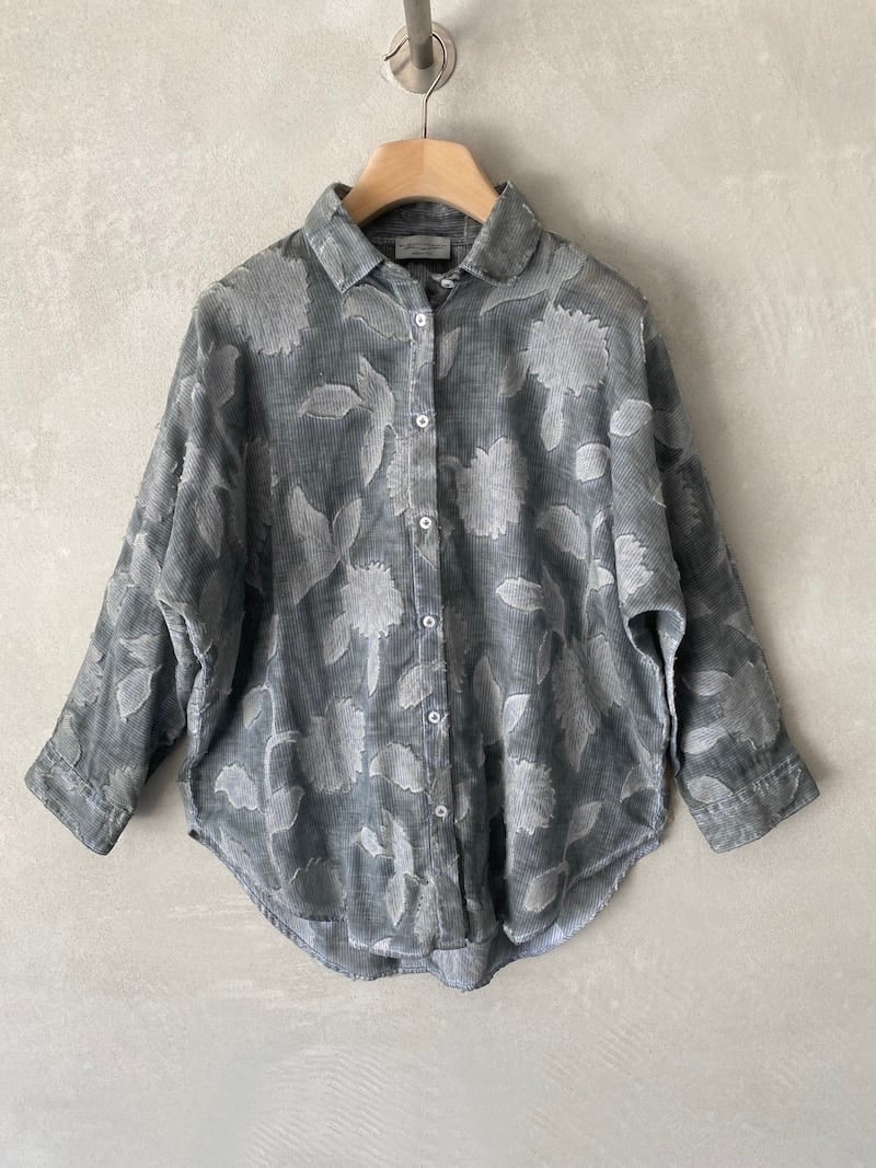 Camicia over verde salvia in cotone fil coupé jacquard con motivo floreale in rilievo, collo classico e chiusura con bottoni, vestibilità morbida Ploumanac'h