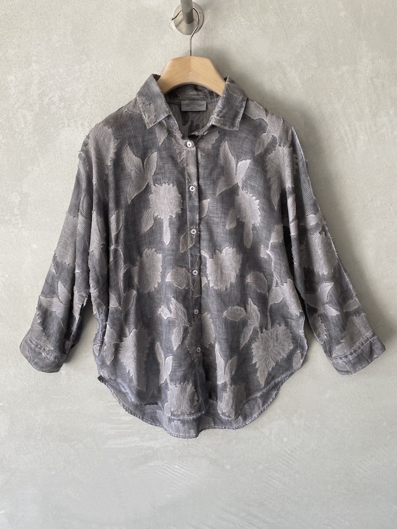 Camicia over grigia in cotone fil coupé jacquard con motivo floreale in rilievo, collo classico e chiusura con bottoni, vestibilità morbida Ploumanac'h