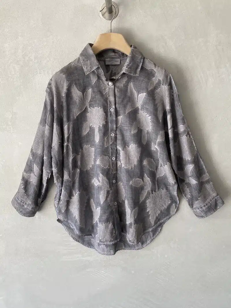 Oversized grey jacquard fil coupé cotton shirt with raised floral motif, classic collar and button fastening, relaxed fit Ploumanac'h