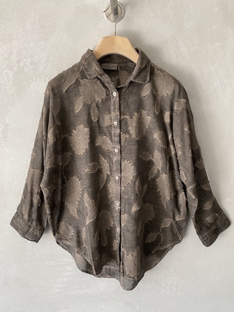 Camicia over marrone in cotone fil coupé jacquard con motivo floreale in rilievo, collo classico e chiusura con bottoni, vestibilità morbida Ploumanac'h