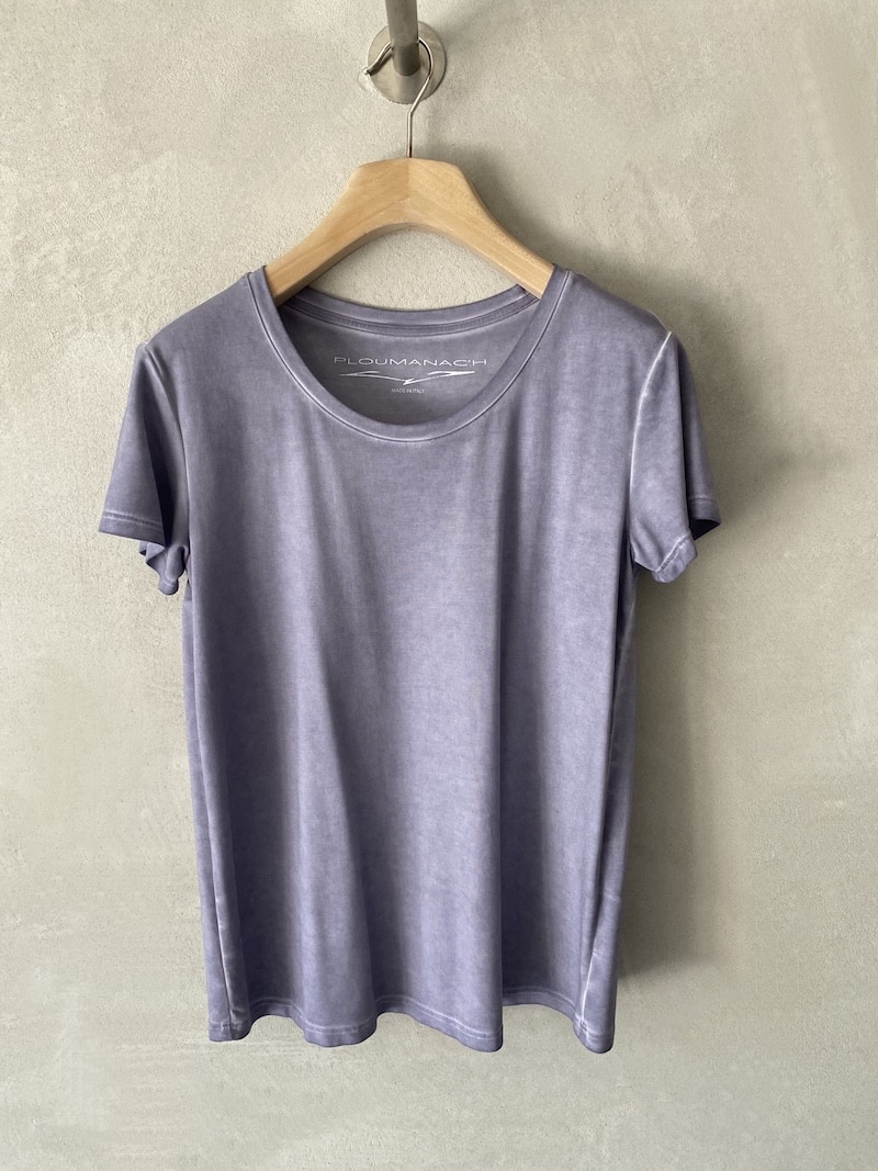 T-shirt Ploumanac’h in jersey di viscosa delavé lavanda, con manica corta e collo tondo – t-shirt tinta in capo dal fit regolare