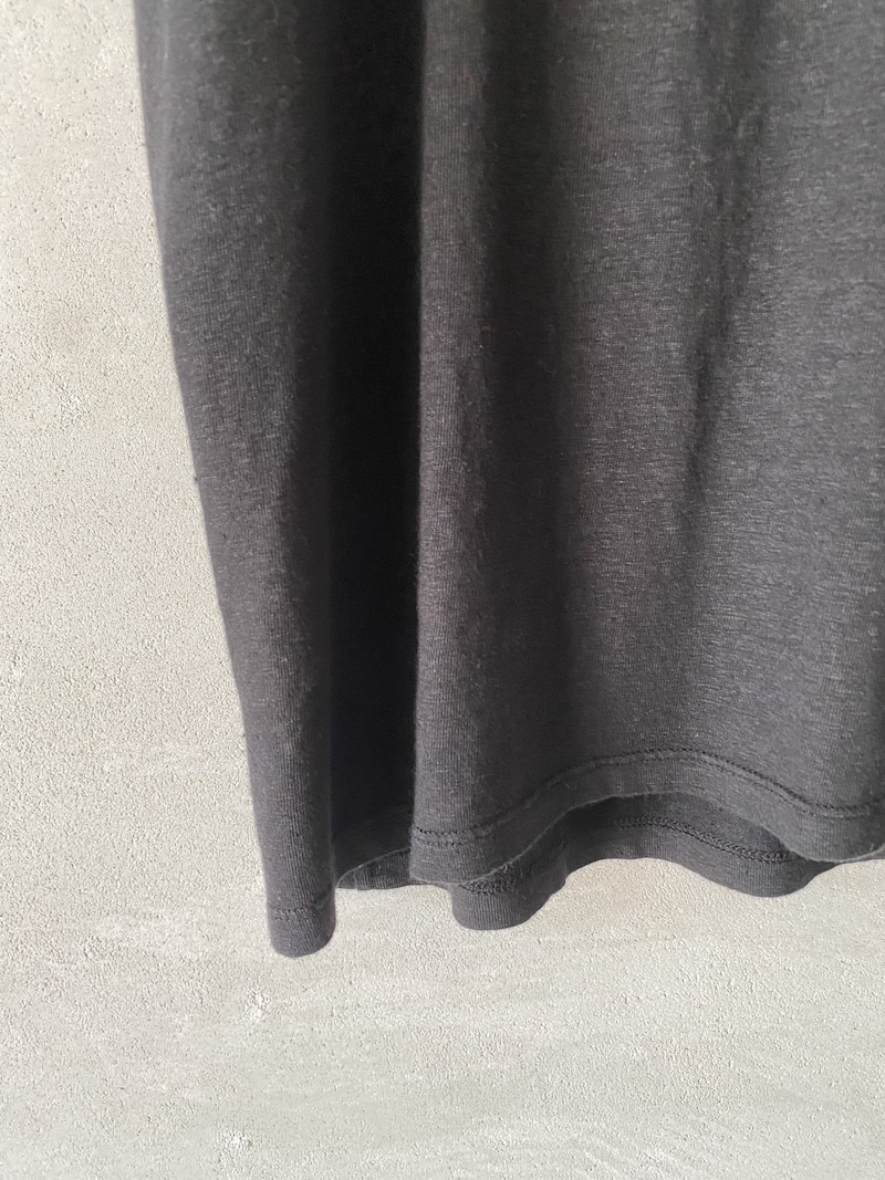 Oversized T-shirt with a round neck and short sleeves with black cuffs – Barbara Tani