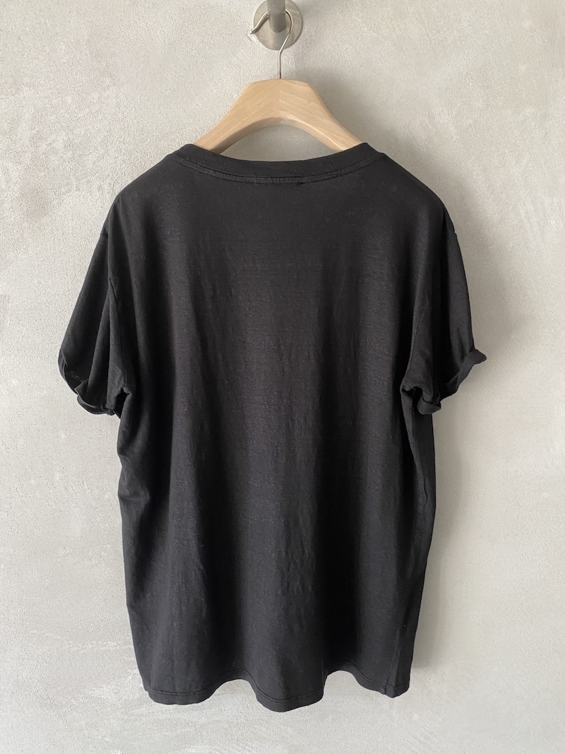 Oversized T-shirt with a round neck and short sleeves with black cuffs – Barbara Tani