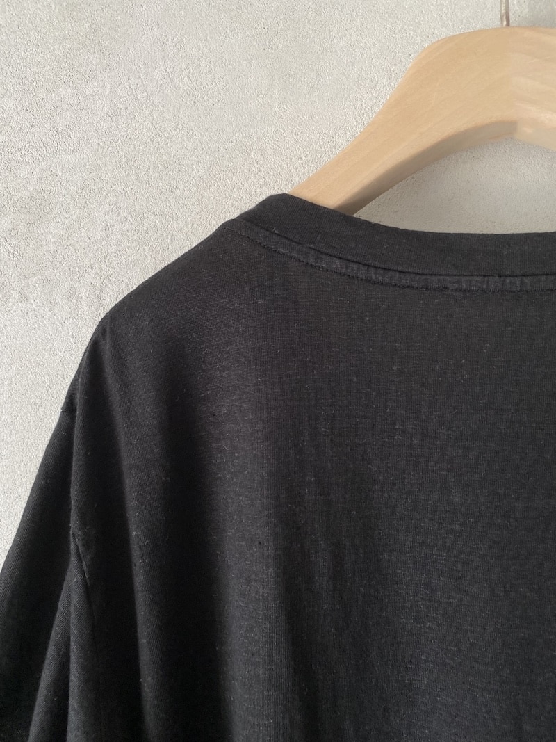 Oversized T-shirt with a round neck and short sleeves with black cuffs – Barbara Tani