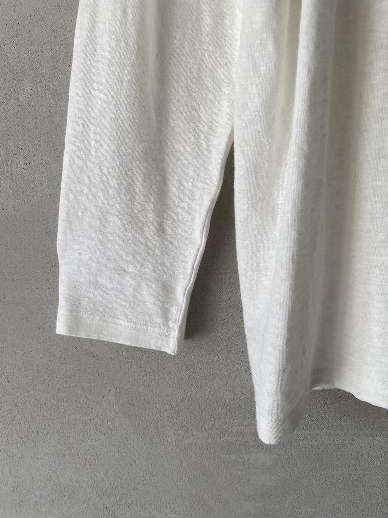 Boxy T-shirt in stretch linen jersey with a round neck and long sleeves in milky white – Barbara Tani