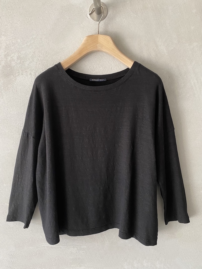 T-shirt boxy in jersey di lino elasticizzato con scollo tondo e manica lunga nero – Barbara Tani