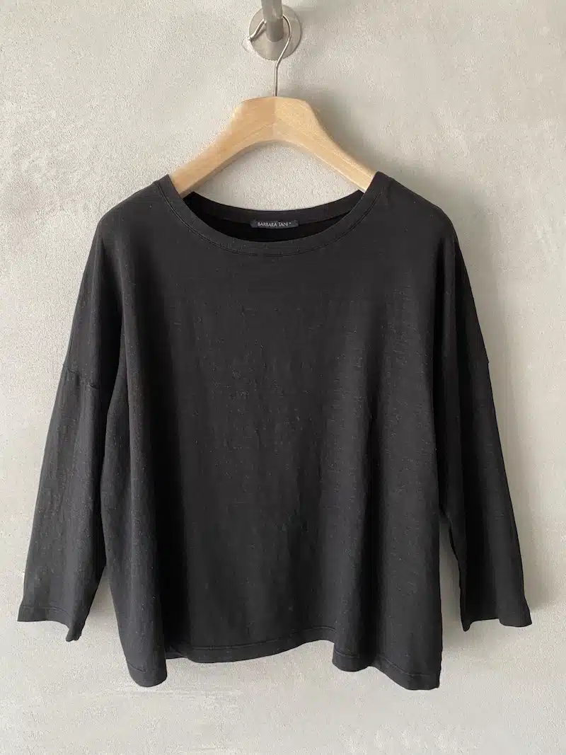 Boxy T-shirt in stretch linen jersey with a round neck and long sleeves in black – Barbara Tani