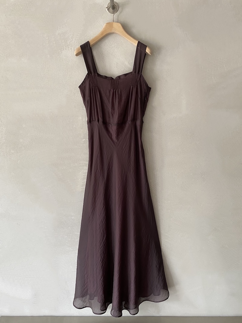 Abito marrone in seta foderato con scollo dritto e spalline larghe, linea svasata e cintura sul retro Minina