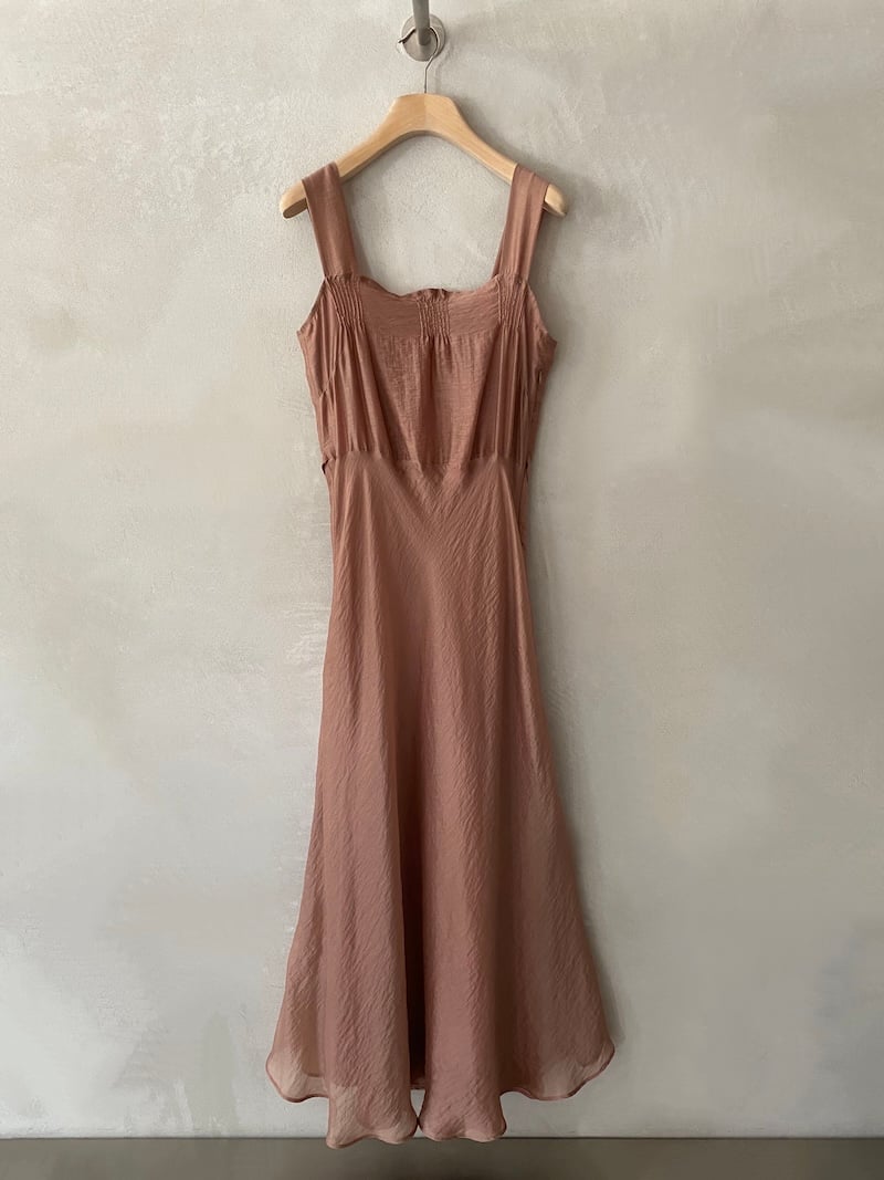 Abito rosa in seta foderato con scollo dritto e spalline larghe, linea svasata e cintura sul retro Minina