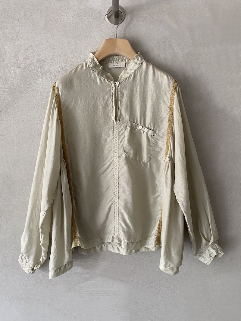 Blusa over beige in seta habotai tinto in capo con collo coreano e inserti in pizzo, manica lunga e linea morbida Minina