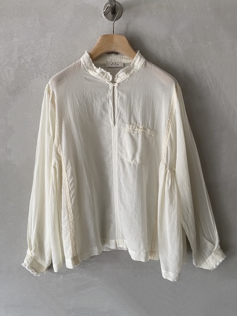 Blusa over bianca in voile di cotone con collo coreano e inserti in pizzo, manica lunga e linea morbida Minina