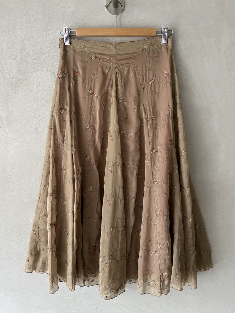 Gonna beige in seta ricamata con motivo floreale e linea ampia a spicchi, chiusura con zip laterale Minina