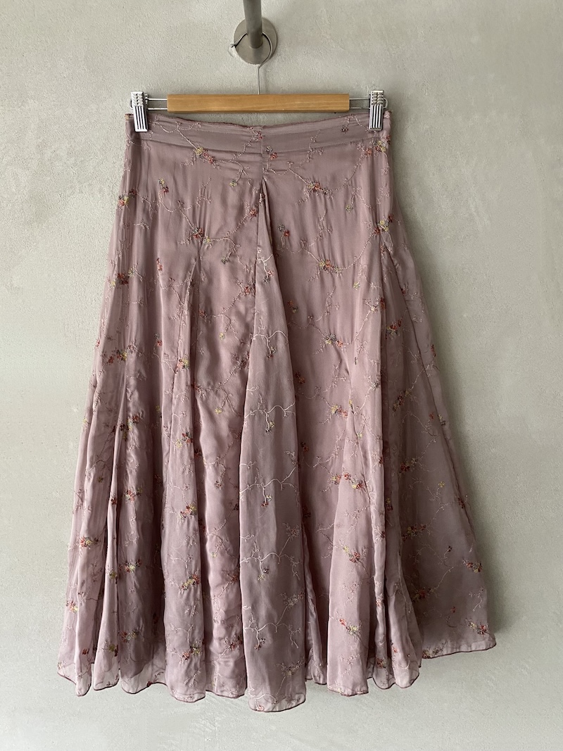 Gonna rosa in seta ricamata con motivo floreale e linea ampia a spicchi, chiusura con zip laterale Minina