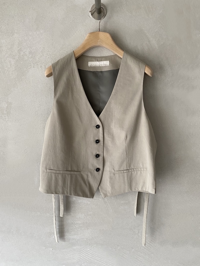 Gilet beige in lino e viscosa con scollo a V e chiusura con bottoni, tasche a filetto e lacci regolabili sul retro, vestibilità leggermente over Marina Lari