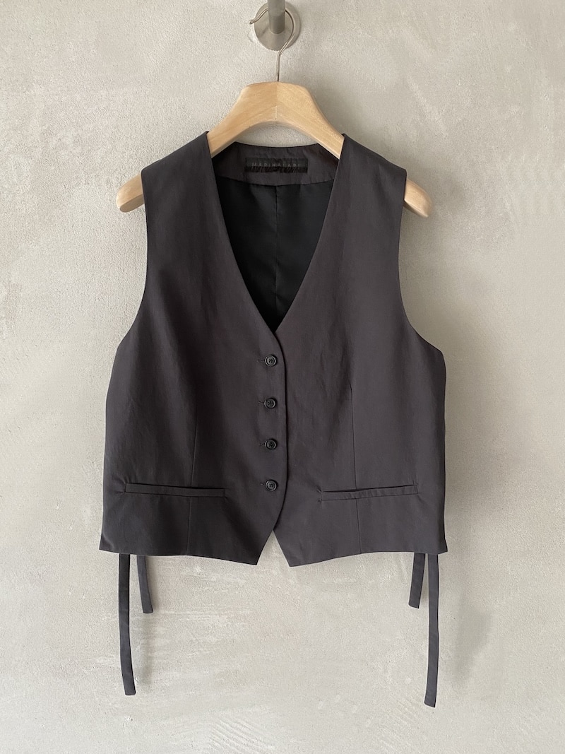 Gilet nero in lino e viscosa con scollo a V e chiusura con bottoni, tasche a filetto e lacci regolabili sul retro, vestibilità leggermente over Marina Lari