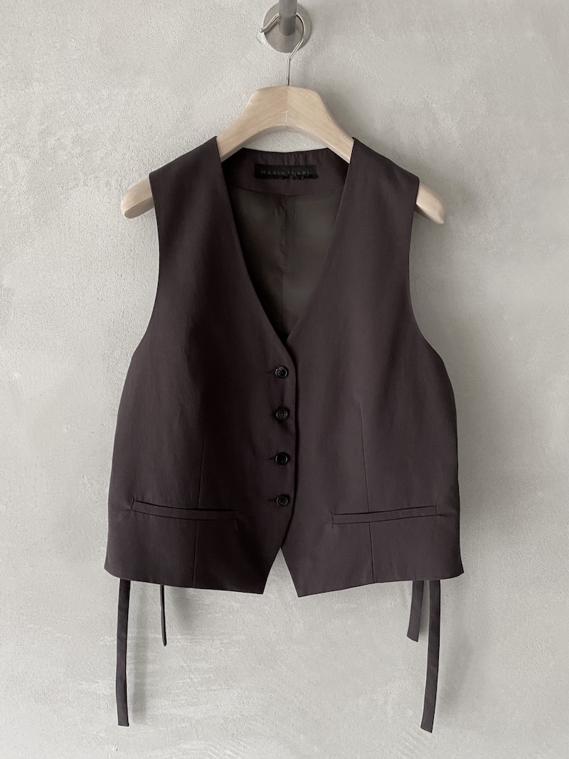 Gilet marrone in lino e viscosa con scollo a V e chiusura con bottoni, tasche a filetto e lacci regolabili sul retro, vestibilità leggermente over Marina Lari