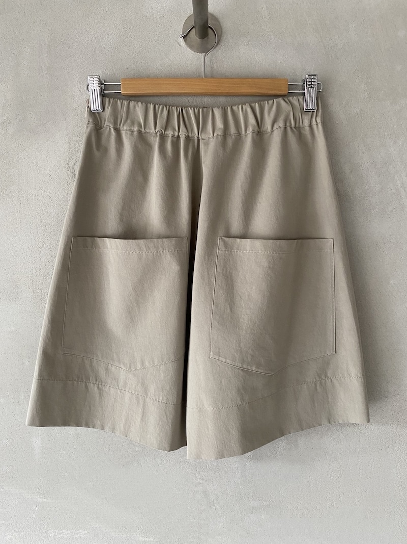 Bermuda beige mastice in cotone e lino dalla linea ampia Marina Lari