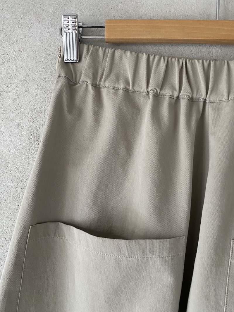 Bermuda beige mastice in cotone e lino dalla linea ampia Marina Lari